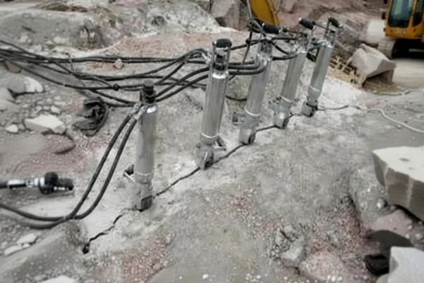 Desmonte de Rochas com Cunhas Hidráulicas